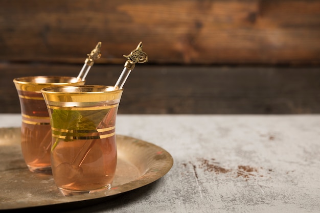 Tè arabo in bicchieri con menta verde sul vassoio