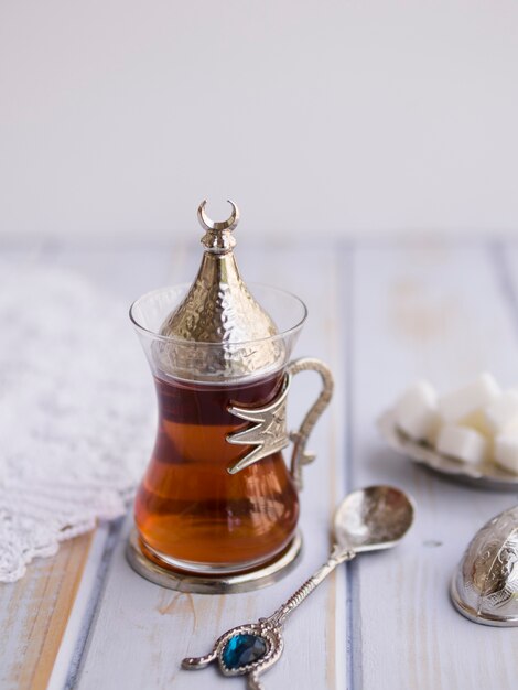 Tè arabo servito con cubetti di zucchero