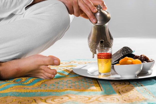 Tè arabo tradizionale e tappeto da preghiera