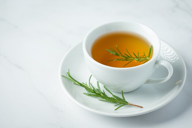 Tè caldo al rosmarino in tazza pronto da bere