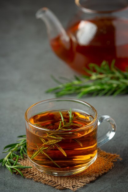 Tè caldo al rosmarino in tazza pronto da bere