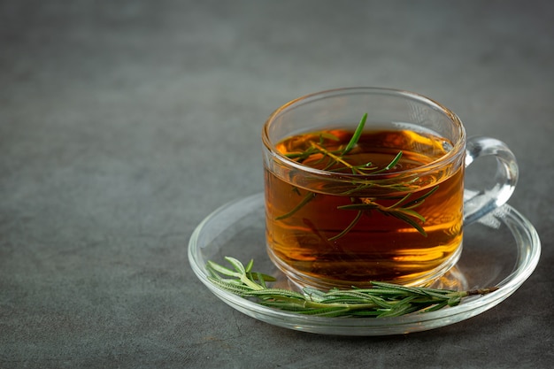 Tè caldo al rosmarino in tazza pronto da bere