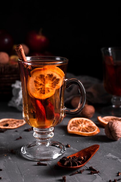 Tè caldo con cannella e chiodi di garofano