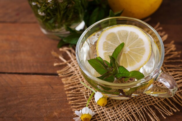 Tè di camomilla con limone e menta. Tè alle erbe. Menu dietetico. Nutrizione appropriata.