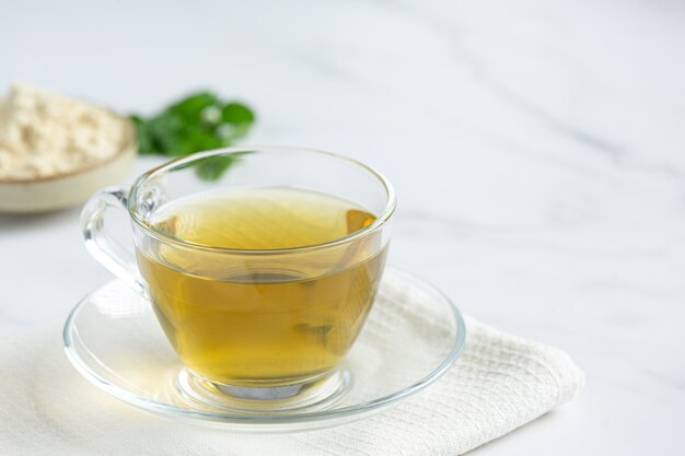 Tè di Stevia in una tazza di vetro sul tavolo