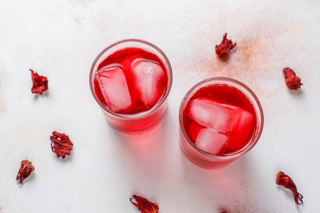 Tè freddo all'ibisco con ghiaccio e foglie di basilico.