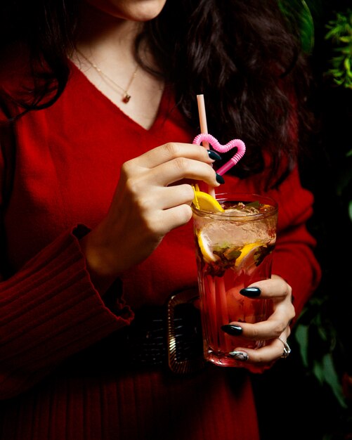 Tè freddo alla fragola in mani della signora