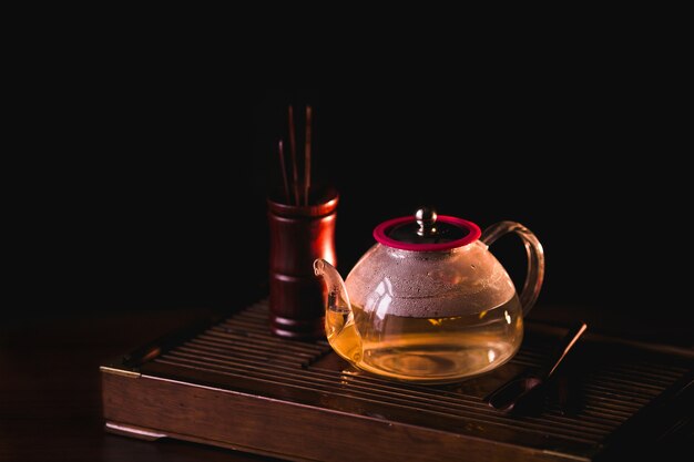 Tè in fiore. Tè di fioritura in teiera su una scrivania chaban del tè.