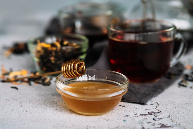 Tè in tazze e delizioso miele biologico