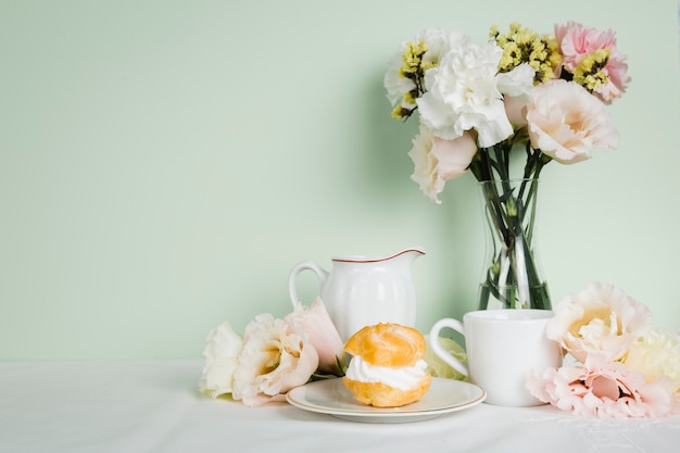 Tè inglese accanto alla pasticceria