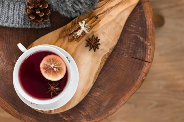 Tè rosso con limone sul bordo di legno
