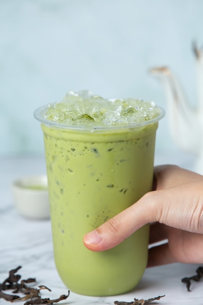 Tè verde ghiaccio Matcha su pavimento in marmo È un delizioso e nutriente