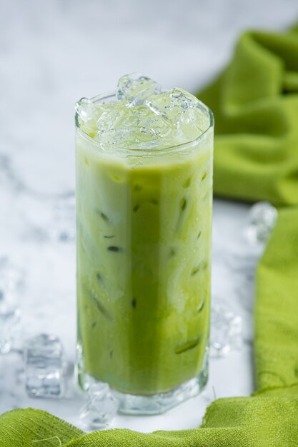 Tè verde ghiaccio Matcha su pavimento in marmo È una bevanda rilassante e nutriente.