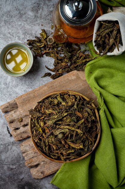 Tè verde Oolong in una teiera e ciotola.
