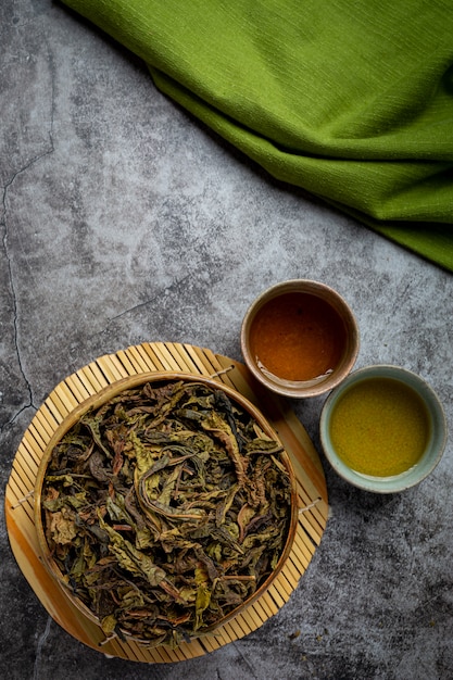 Tè verde Oolong in una teiera e ciotola.