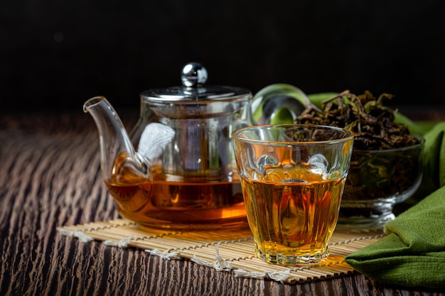Tè verde Oolong in una teiera e ciotola.