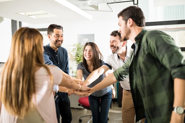 Team di affari che uniscono le mani nella cooperazione e nel successo