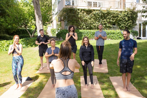 Team di amanti dello yoga che terminano le lezioni