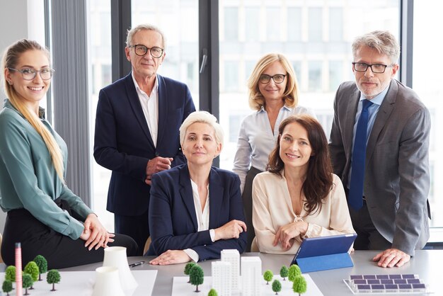 Team di architetti durante la riunione di lavoro