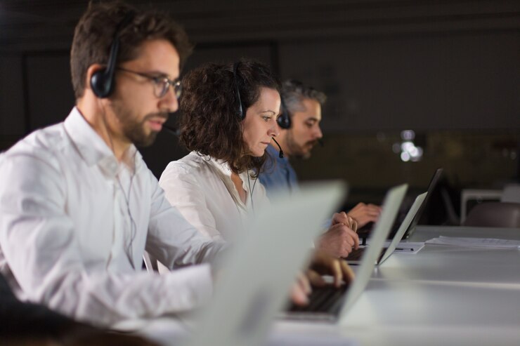 Foto gratuito team di assistenza clienti sul posto di lavoro