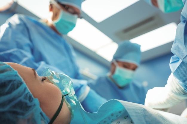 Team di chirurghi che svolgono operazioni in sala operatoria