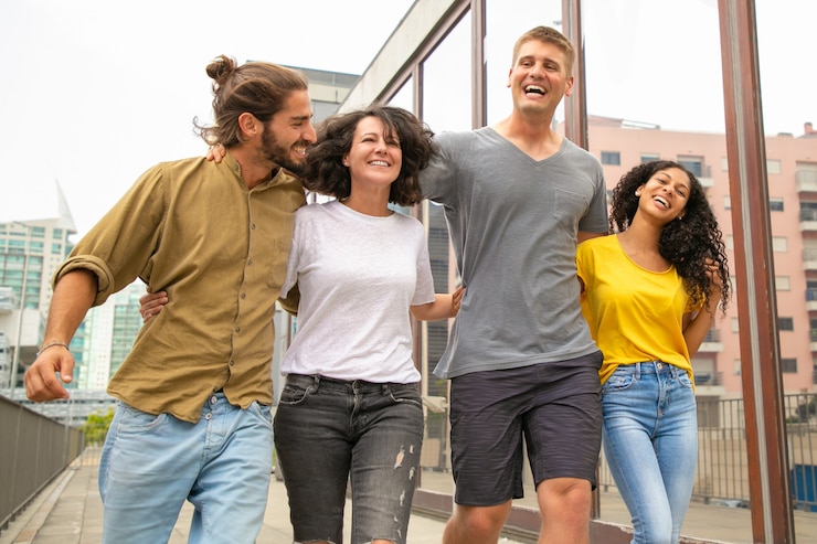 Foto gratuito team di gioiosi amici spensierati che si divertono
