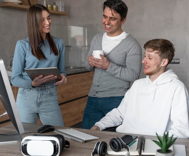 Team di persone che lavorano nel campo dei media con dispositivi