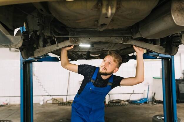 Tecnico che controlla la trasmissione dell&#39;automobile