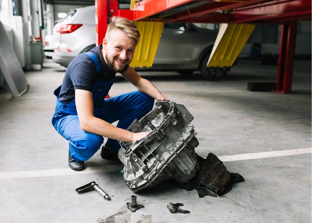 Tecnico che ripara motore