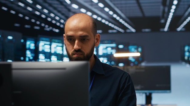 Tecnico informatico che protegge i supercomputer dall'accesso non autorizzato