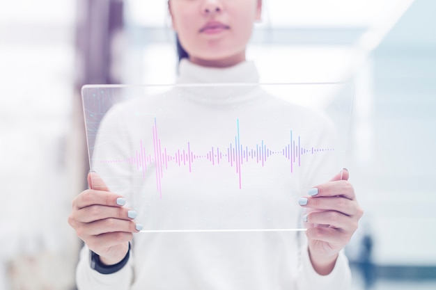 Tecnologia di assistente vocale con scienziato che tiene remix digitale tablet trasparente