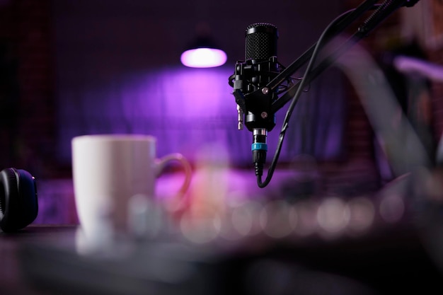 Tecnologia di registrazione e microfono podcast per streaming live, utilizzati per registrare discussioni sui contenuti per il canale Internet. Streaming di produzione del suono alla stazione, trasmissione online creativa. Avvicinamento.