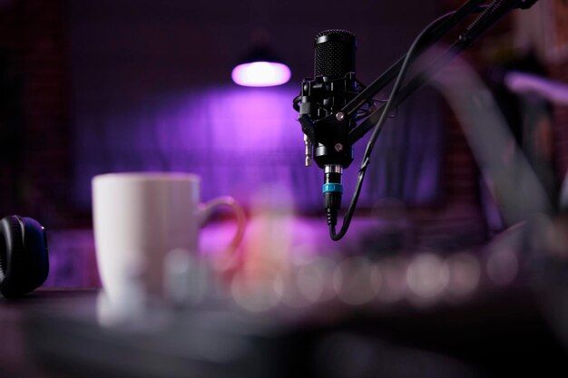 Tecnologia di registrazione e microfono podcast per streaming live, utilizzati per registrare discussioni sui contenuti per il canale Internet. Streaming di produzione del suono alla stazione, trasmissione online creativa. Avvicinamento.
