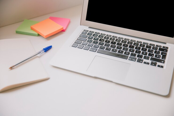 Foto gratuito tecnologia e concetto di scrivania con