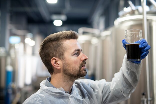 Tecnologo nel birrificio che controlla la qualità della birra