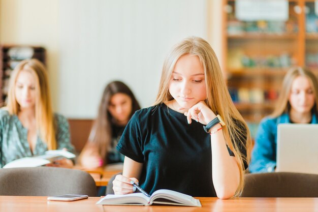 Teen lettura durante la lezione