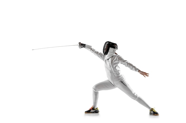Teen ragazza in costume da scherma con la spada in mano isolata su sfondo bianco