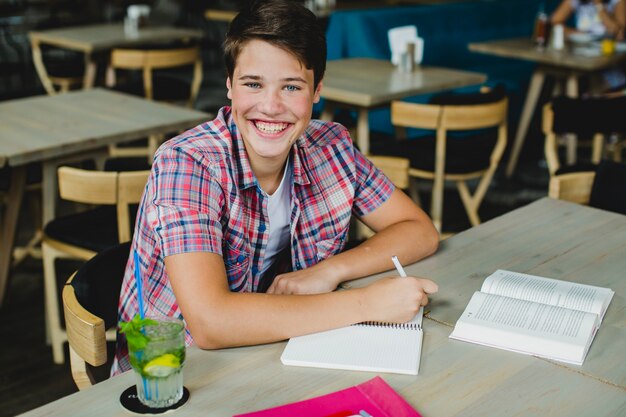 Teen sorridente con i materiali di studio