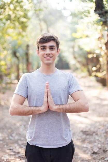 Teenager godendo la meditazione all&#39;aperto