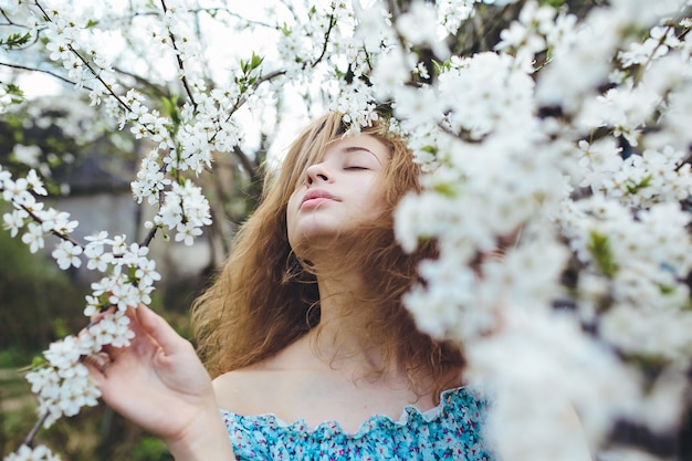 Teenager godersi la natura