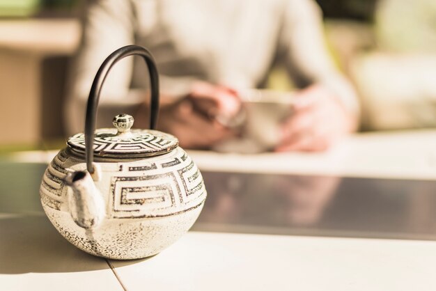 Teiera cinese tradizionale con un coperchio sul tavolo alla luce del sole