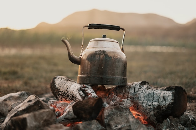 Teiera sul fuoco della montagna