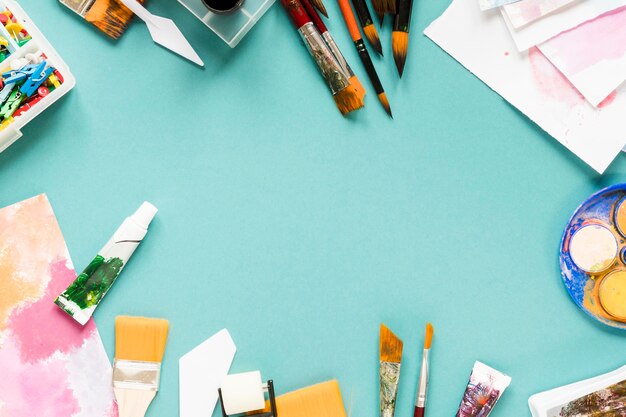 Telaio con strumenti dell'artista sul tavolo