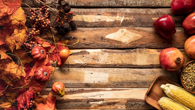 Telaio di cibo vista dall&#39;alto con frutta e cereali