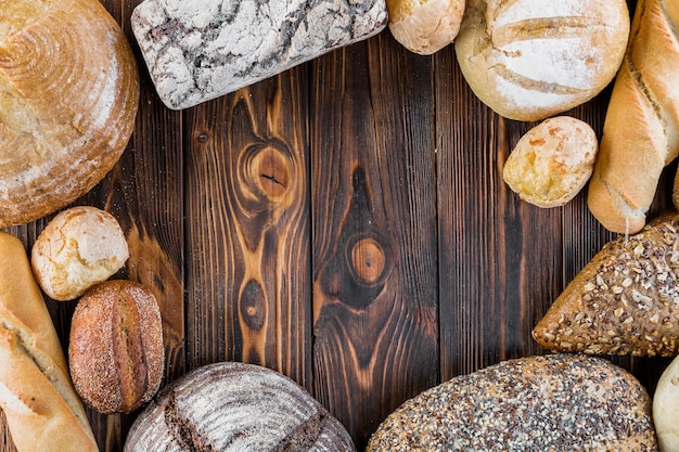 Telaio di pane gustoso croccante sul fondale in legno