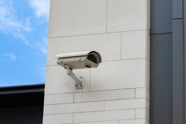Telecamera di sorveglianza incorporata nel muro di pietra dell'edificio