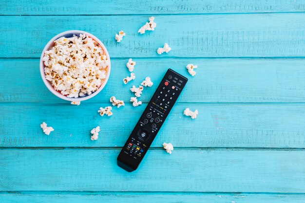 Telecomando TV e popcorn