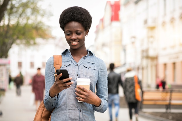 Telefono americano giovane nero africano