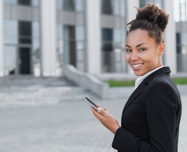 Telefono azienda donna felice