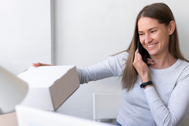 Telefono della holding della donna del colpo medio